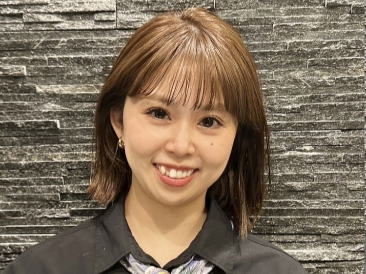 入社し６年店長として後輩の指導に当たる