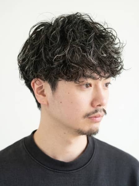 大人の色気と清潔感を両立する無造作メンズパーマ