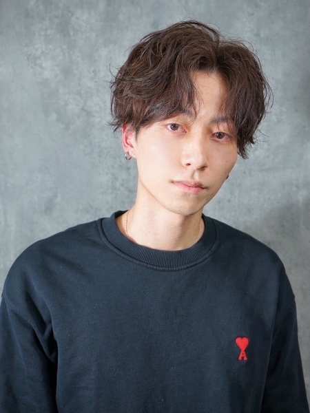 大人の波巻きパーマで清潔感と色気を両立