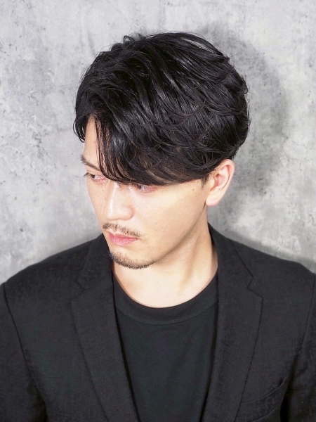 大人の色気を引き出す、韓国風センターパート。
