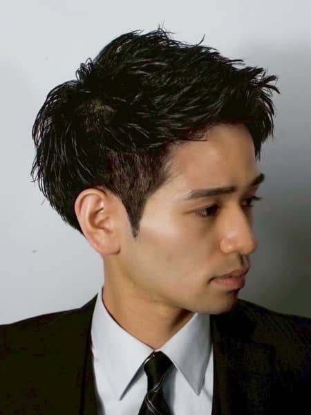 動きが出る！サイドすっきり束感ショート