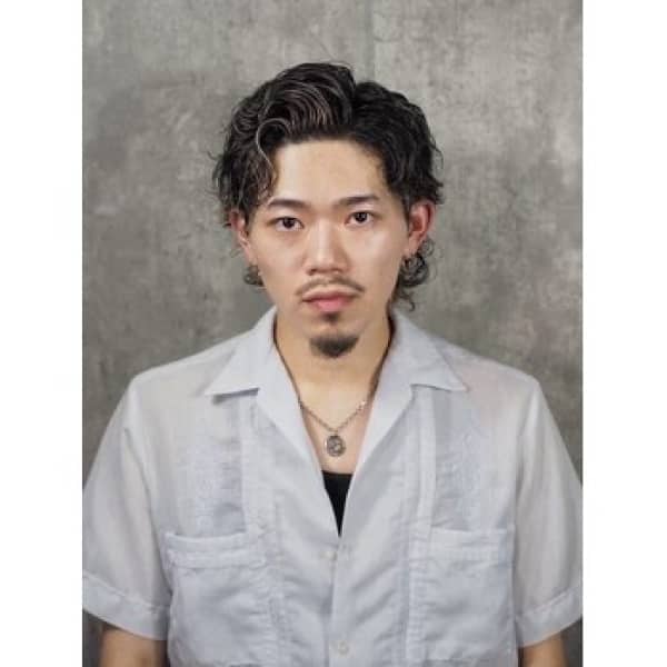 長めスパイラルウルフで色気を演出