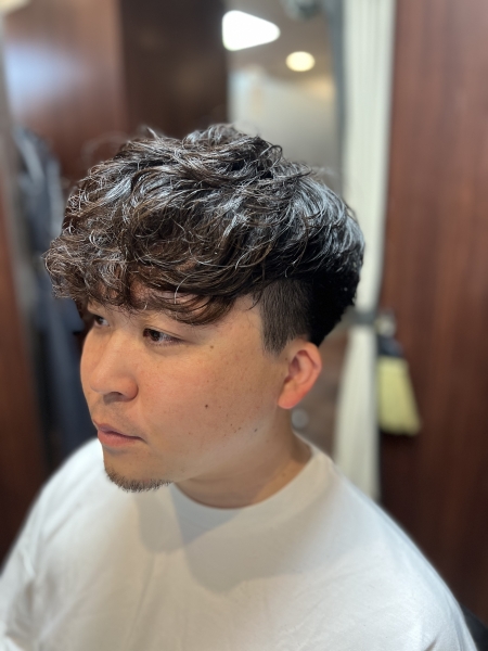 大人の色気を引き出すパーマ×ナチュラルフェード