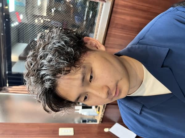 ビジネスも休日も決まるメンズパーマ