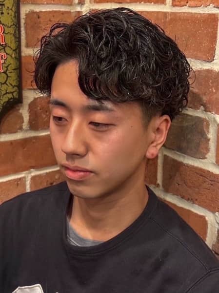大人の余裕を引き出すかき上げパーマ
