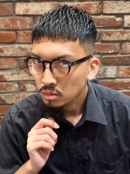 精悍さ際立つスキンフェードクロップ