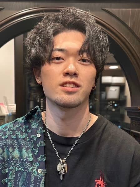 爽やか色気のアップバングツイストスパイラル