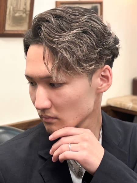 大人の色気漂うかき上げショートパーマ