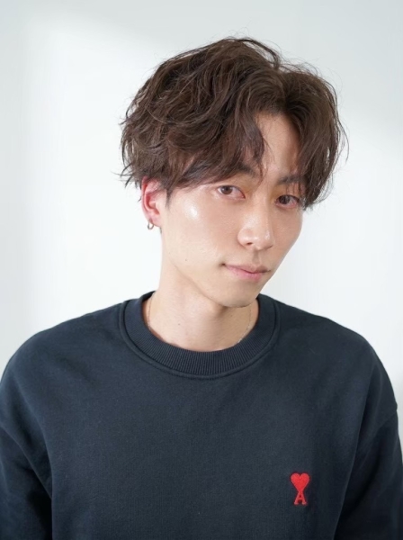 大人男子の余裕。ニュアンスウェーブ×センターパート