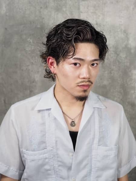 色気パーマで魅せる大人の七三ウェットヘア