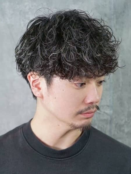 男らしさが際立つ無造作カーリーヘア