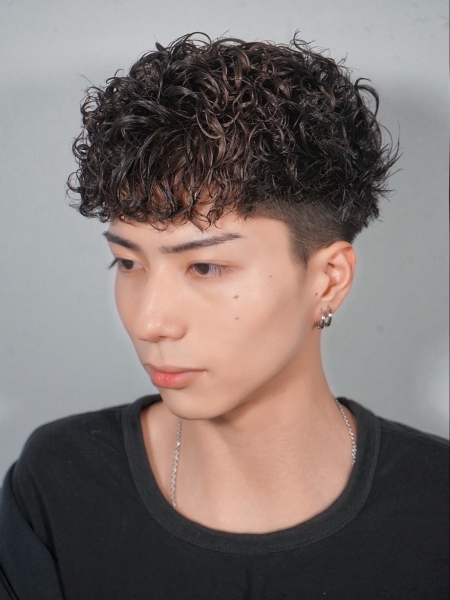 大人な色気を演出。強めスパイラルカールの魅力
