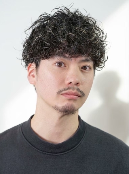 質感で魅せる。大人のスパイラルパーマスタイル
