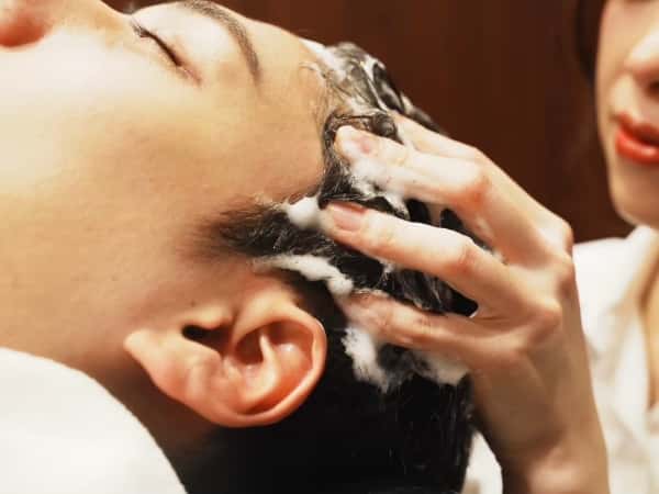 残暑の疲れを癒す50代男性の頭皮ケア