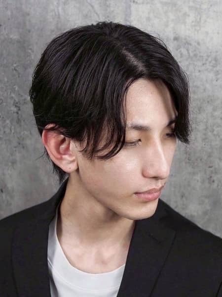抜け感でキマる「センターパート×ニュアンスパーマ」