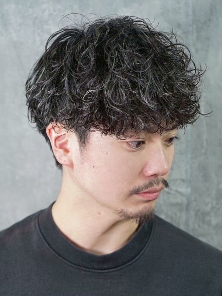 波巻きパーマでトレンド感のある立体スタイルに！