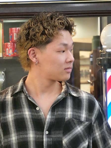 無造作カーリーパーマ×フェードで作る大人のハイトーンスタイル