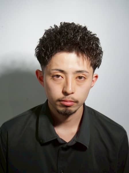 タイトシルエット×ツイストパーマでつくる大人のメリハリショート