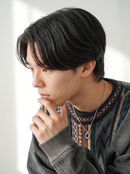 清潔感と色気を両立した「ナチュラルセンターパート」