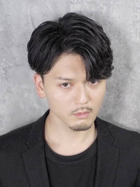 ナチュラルな毛流れのきれいめヘア