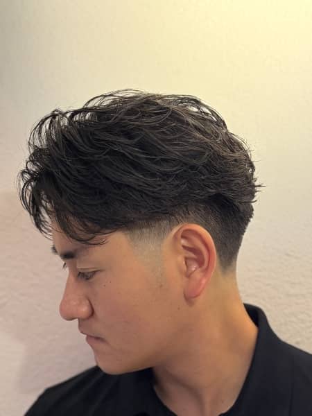 清潔感と色気を両立した大人のフェザーパーマ