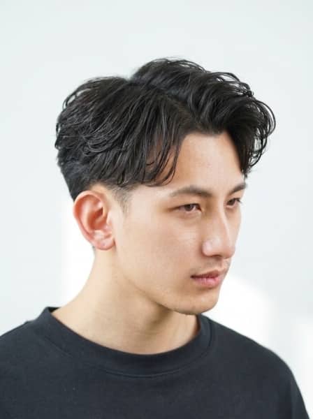 大人の色気を引き出す「センターパート×アップバング」