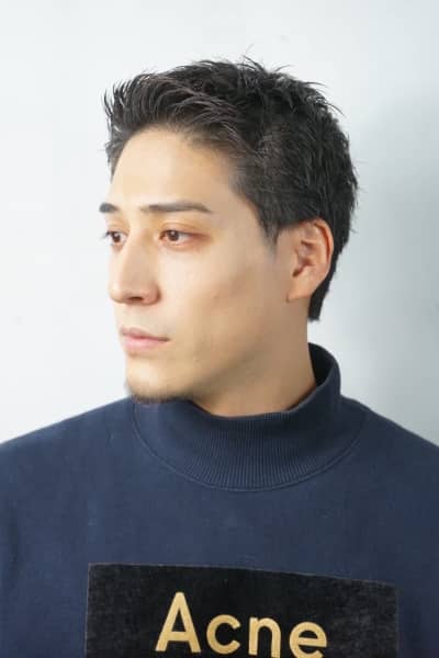 清潔感溢れるアップバングショート