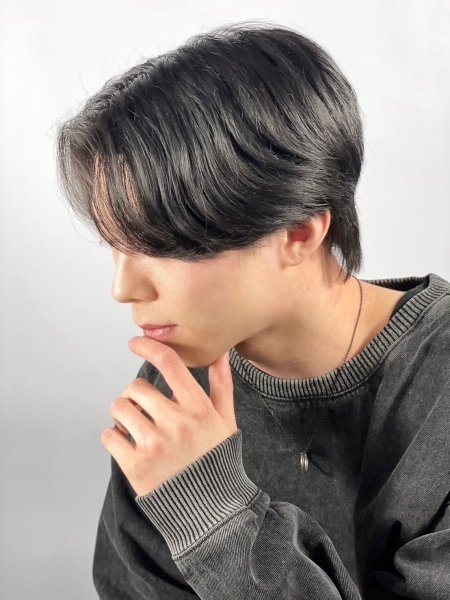 洗練された大人の色気。ナチュラルセンターパート