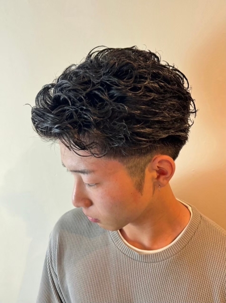 清潔感と色気。フェード×スパイラルパーマ