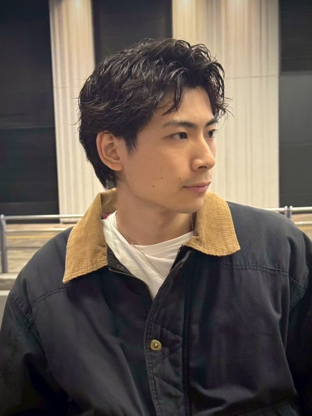 大人な色気を演出する波巻きパーマスタイル