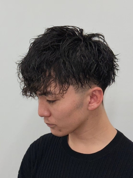 都会的な色気を纏う。ツイストスパイラルパーマ