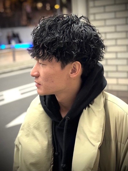 大人の色気を纏うウェット質感ツイストスパイラル