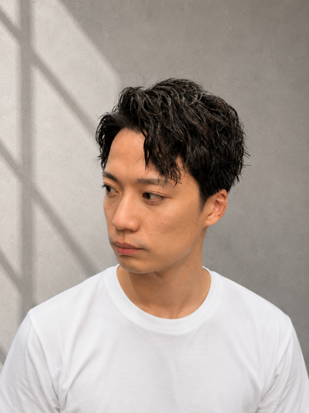 無造作な動きで差をつける、ツイストスパイラルパーマ。