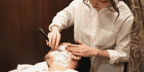 眉毛を整えるだけで印象が変わる
