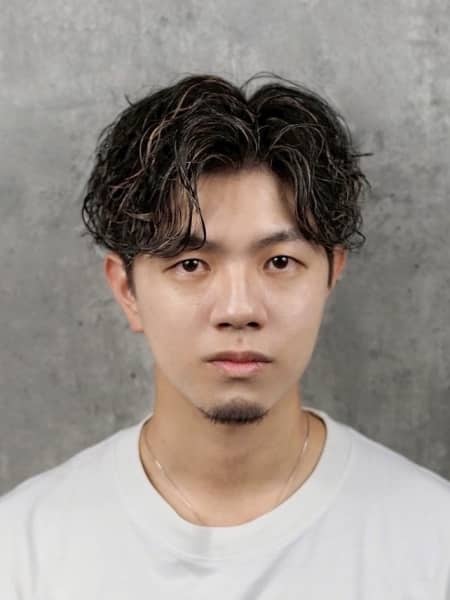 「無造作にキマる。外国人風ウェーブヘア」