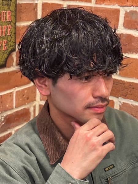 雙邊俐落×西班牙捲，打造乾淨有型的男士燙髮