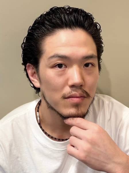 無需髮蠟也能帥氣的後梳捲髮
