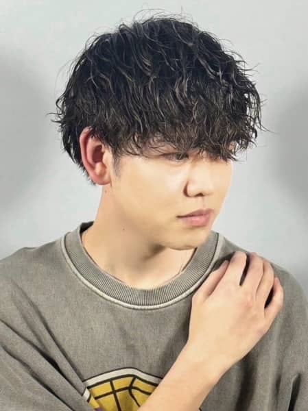自然修飾M字的時尚男士燙髮