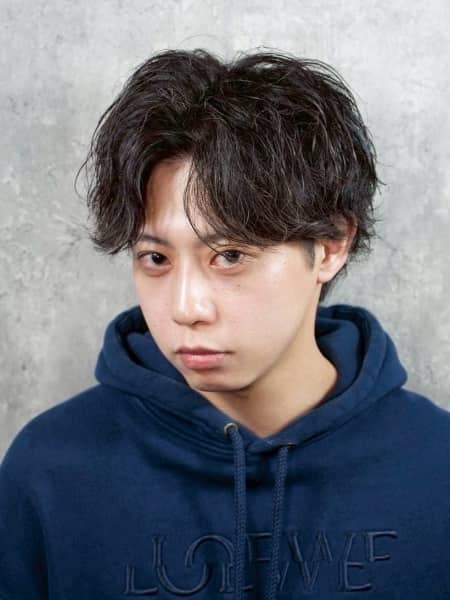 冬天也不顯厚重的中分造型｜長度感×雙邊不剃的男士燙髮