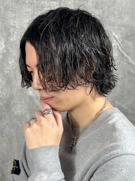 秋冬のイメチェン！色気漂うスパイラルパーマで差をつける