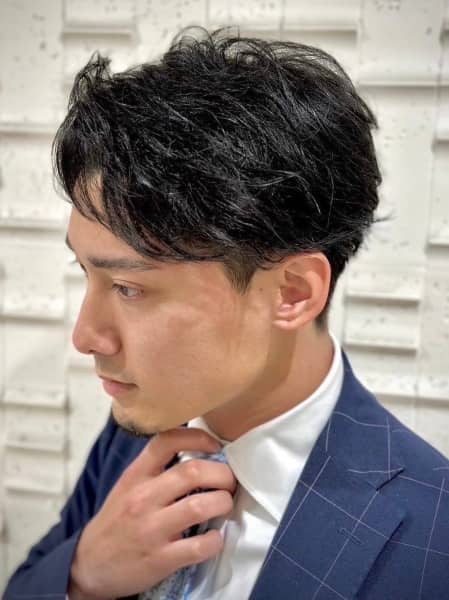 ビジネスシーンで映える爽やかセンターパート