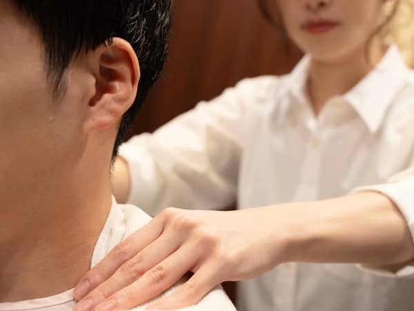男の疲れを取る首肩マッサージ