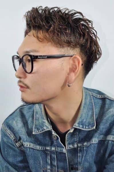 「ツーブロック × フェード × 毛流れパーマ」