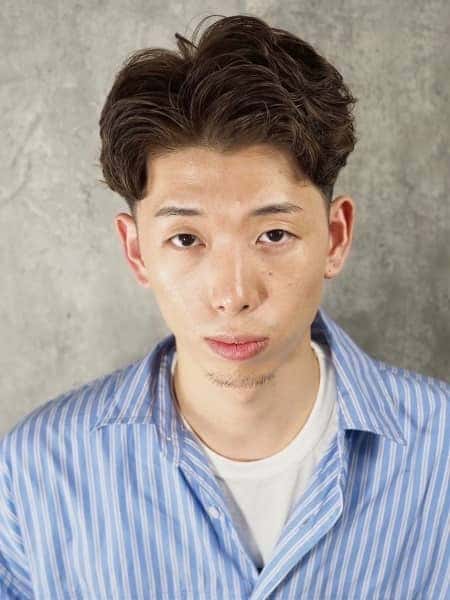 流行を取り入れた床屋のセンターパート