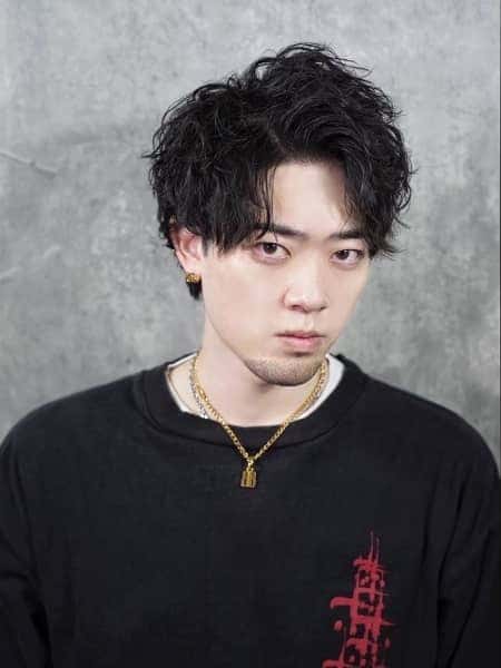 ツーブロック×センターパートで作る、長めでも爽やかなメンズパーマ