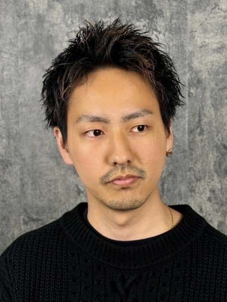無造作にきまる“大人の耳出しショート”