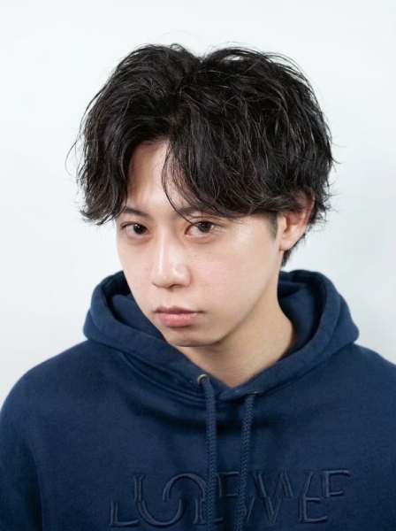 【「ワックスを付けるとベタベタになる…」その原因は付け方ではなく”髪型”かもしれません】