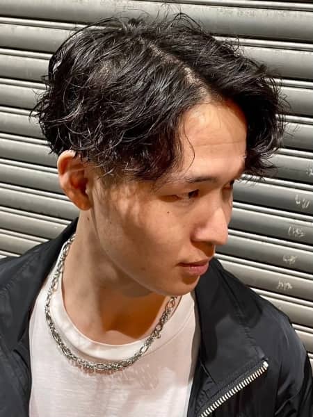 ゆる巻きパーマでつくるやわらかメンズスタイル