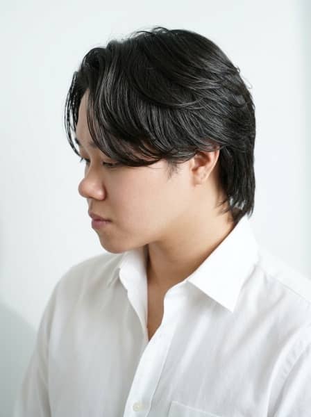 清潔感と大人の色気を演出するセンターパート