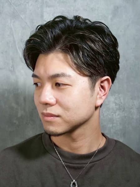 大人の色気と上品な動きをつくるトレンドパーマ